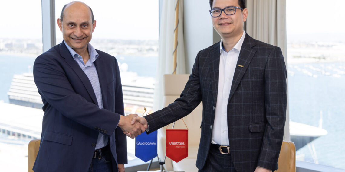 Hoang Dinh Hai Truyen, Representative of Viettel High Technology Industries Corporation and Durga Malladi, Senior Vice President and General Manager, Mobility and Infrastructure, Qualcomm Technologies.