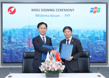 Hideo Mishima, Representative Director, Mishima Kosan (L) and Do Van Khac, FPT Software SEVP and FPT Japan CEO, FPT Corporation (R)